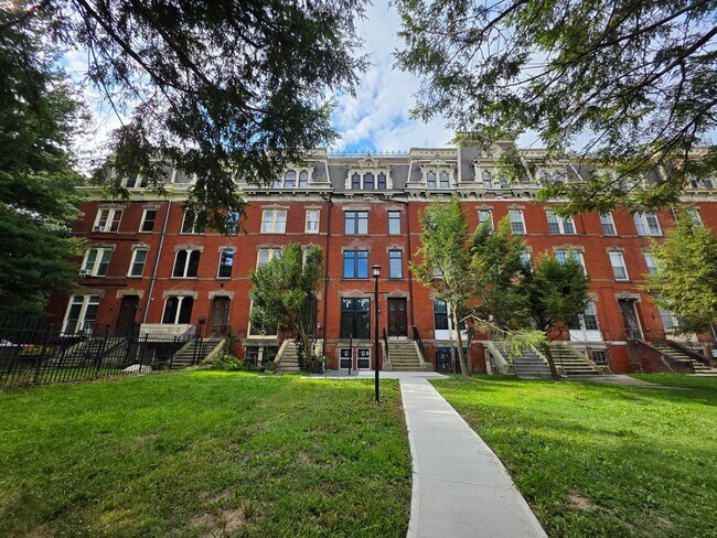 Building Photo - Newly Renovated 2 Bedroom Apartment - Poug...
