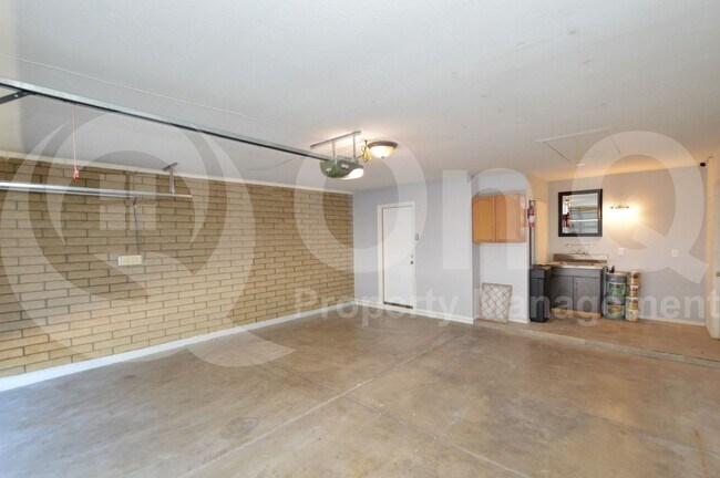 Building Photo - 2218 W Palomino Dr