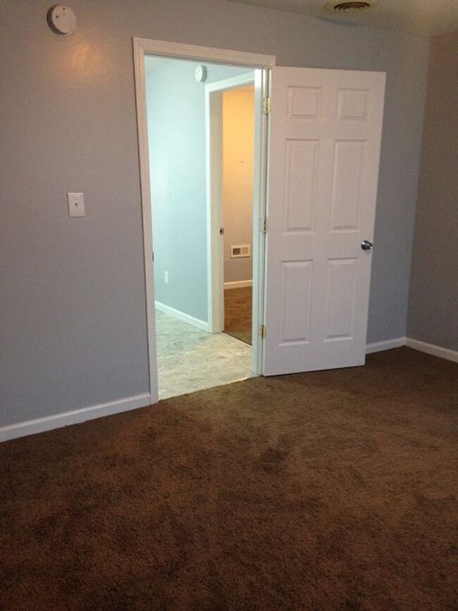 Building Photo - Beautiful new exterior on classic Harters Heights 4 bedroom (3 full baths) blocks from ND.