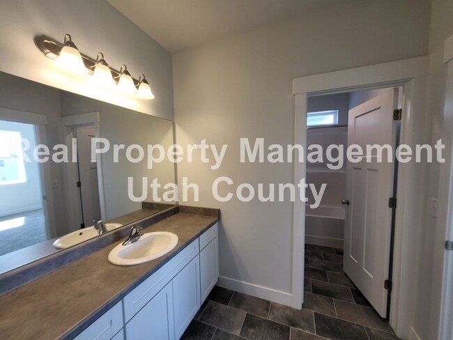 Building Photo - Small Pet Friendly Lehi Condo