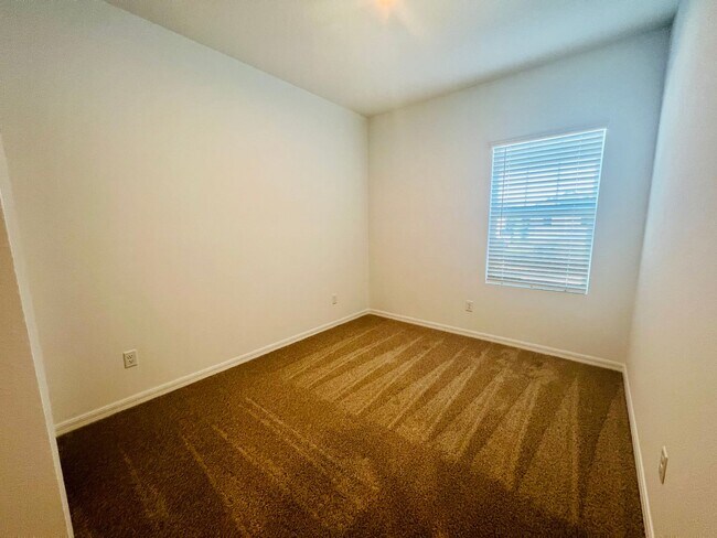 Building Photo - Beautiful 3 bedroom 2.5 bath Townhome!