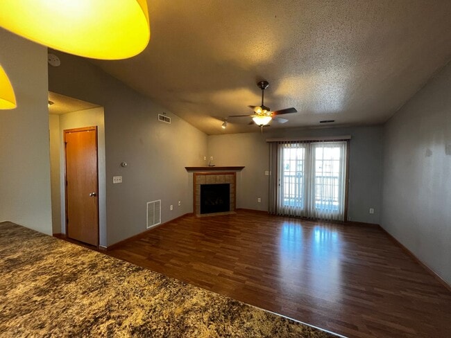 Building Photo - Adorable 2 Bedroom 2 Bath unit in the heart of North Liberty, IA!