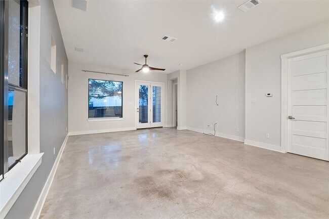 Building Photo - 904 Freewater Ln