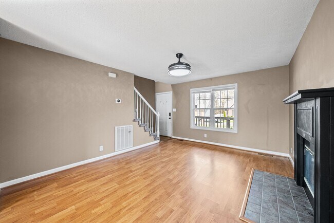 Building Photo - LARGE FENCED IN YARD!!!