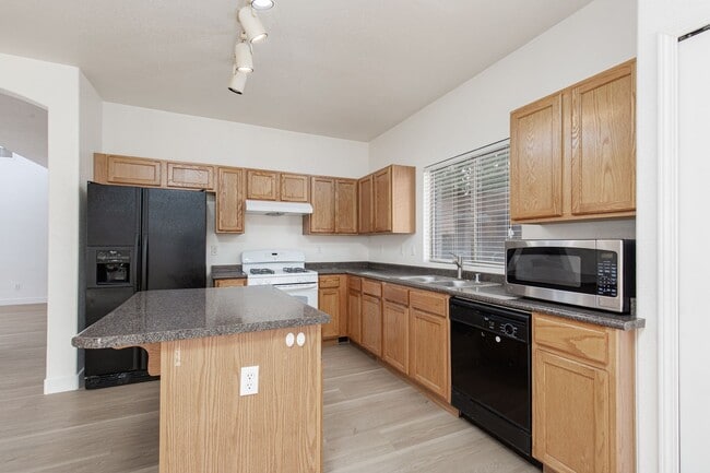 Building Photo - Great 5 Bedroom Home in Summerlin