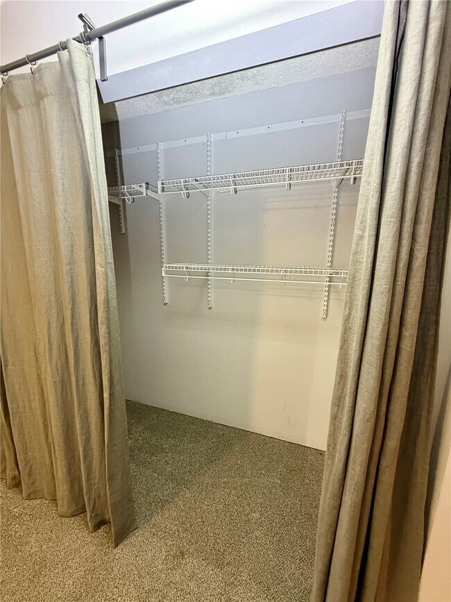 Building Photo - 895 Delray Dr