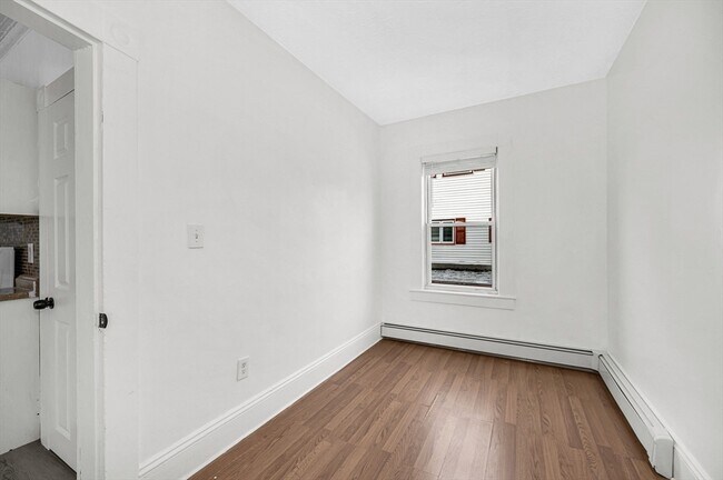 Building Photo - 220 Concord St