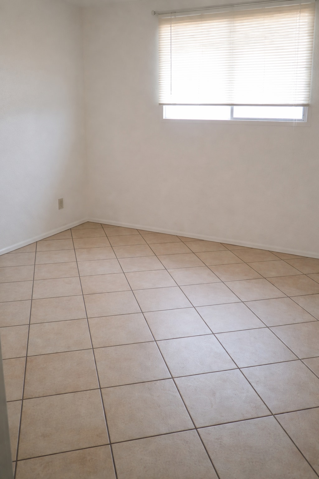 Small bedroom - 715 W 18th St