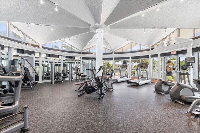 Building Photo - 5065 Collins Ave