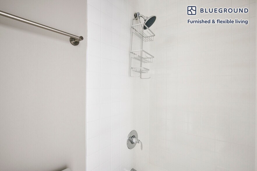 Building Photo - 77 W Huron St