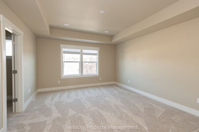 Building Photo - Beautiful New SW Redmond Townhome! Move in...