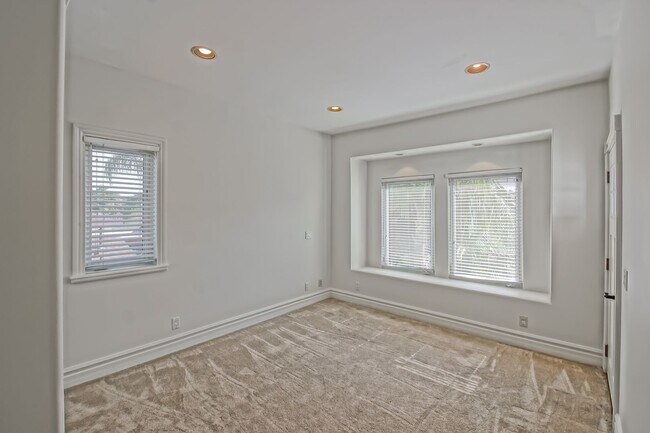Building Photo - 15624 Sombra Ave