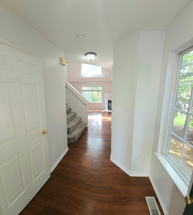 Building Photo - 3910 Old Elm Dr SE