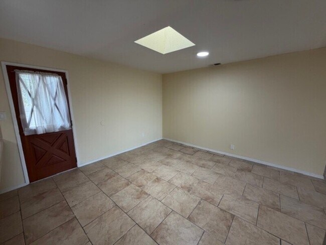 Building Photo - 1609 Grove St