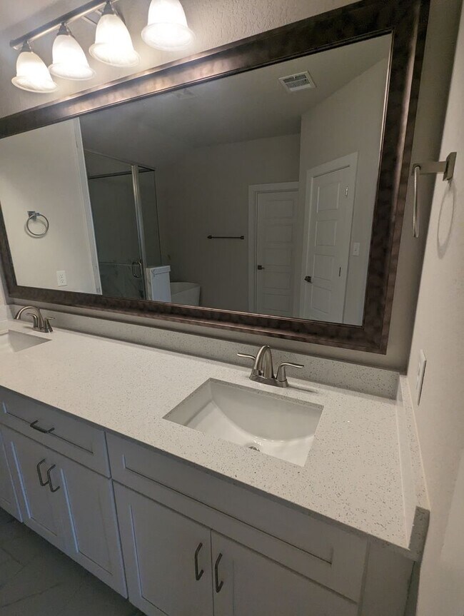 Building Photo - 4/2.5/2 - Beautiful 2 story/ PRIVATE PARKING!! GODLEY ISD