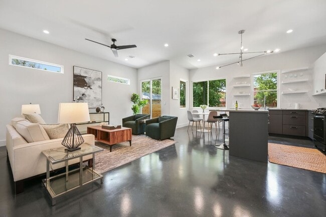 Building Photo - Premium Central Austin New Construction