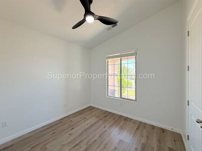 Building Photo - Darling 4 bed, 2 bath home w/2 car garage