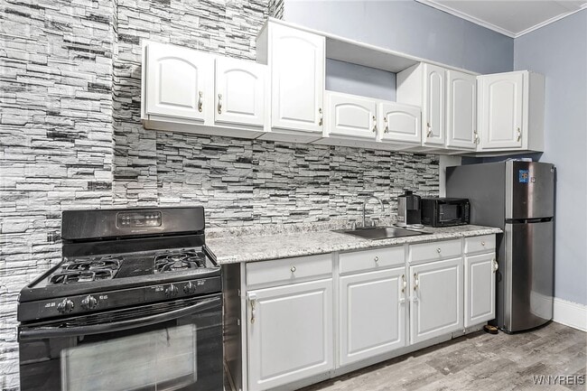 Building Photo - 946 Main St