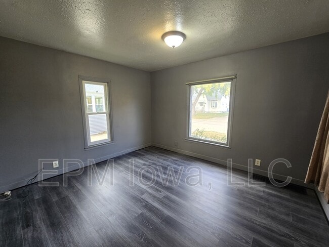 Building Photo - 709 Kern St