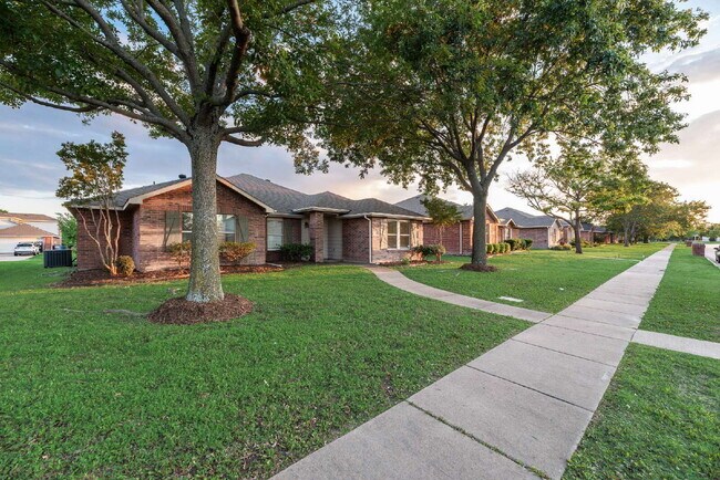 Building Photo - "Charming 3-Bedroom with 2 Bathrooms in Wy...