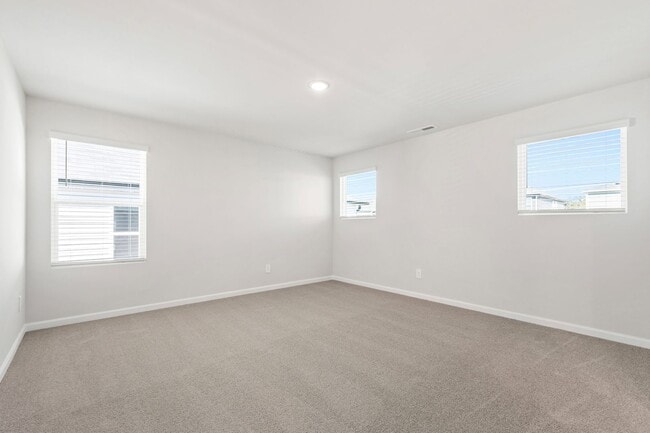 Building Photo - Stunning 3-Bedroom Residence in Oak Manor,...