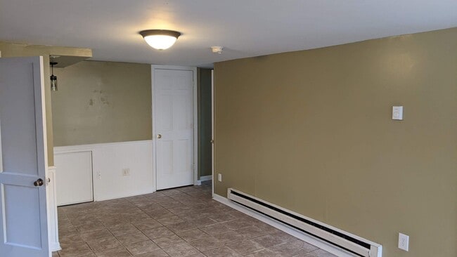 Building Photo - 2 bedroom 1 bath basement apartment with w...