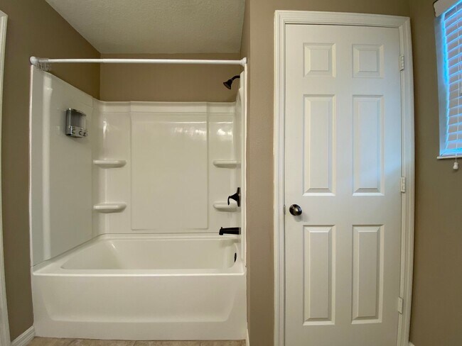 Building Photo - Stunning 5 Bedroom Pool Home in Orchard Hi...