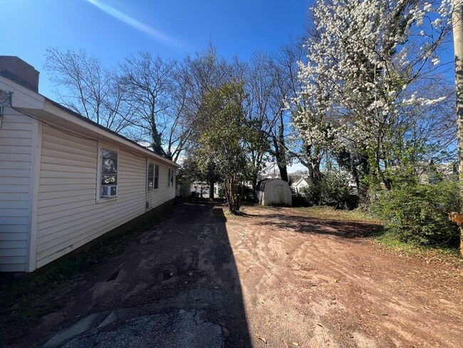 Building Photo - 3/2 Available Now in West Greenville!