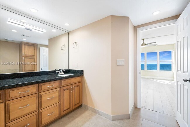 Building Photo - 3700 Galt Ocean Dr
