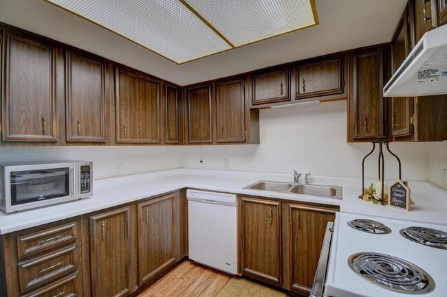 Building Photo - 931 Country Club Dr SE