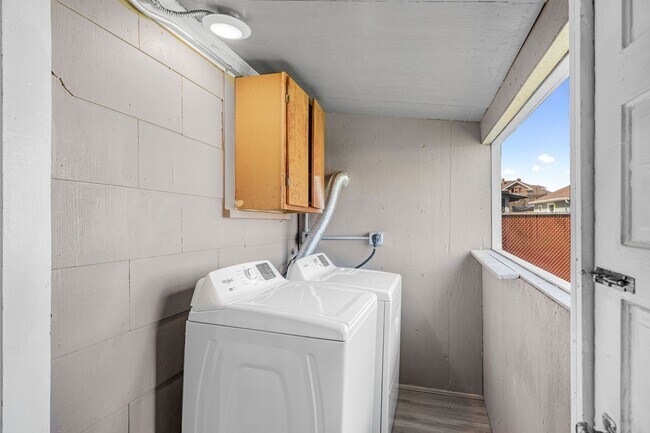 Building Photo - Charming& Updated Northeast Home!