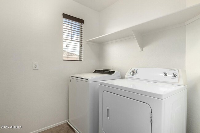Building Photo - Beautiful 3 bedroom plus den, 2.5 bath hom...