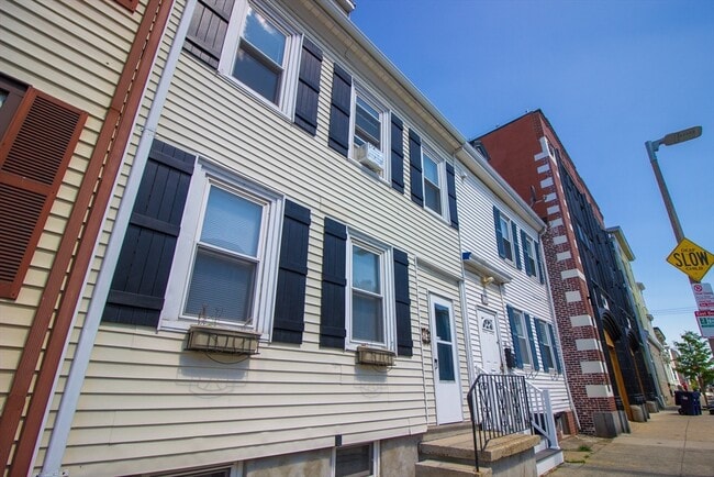 Building Photo - 58 Marion St