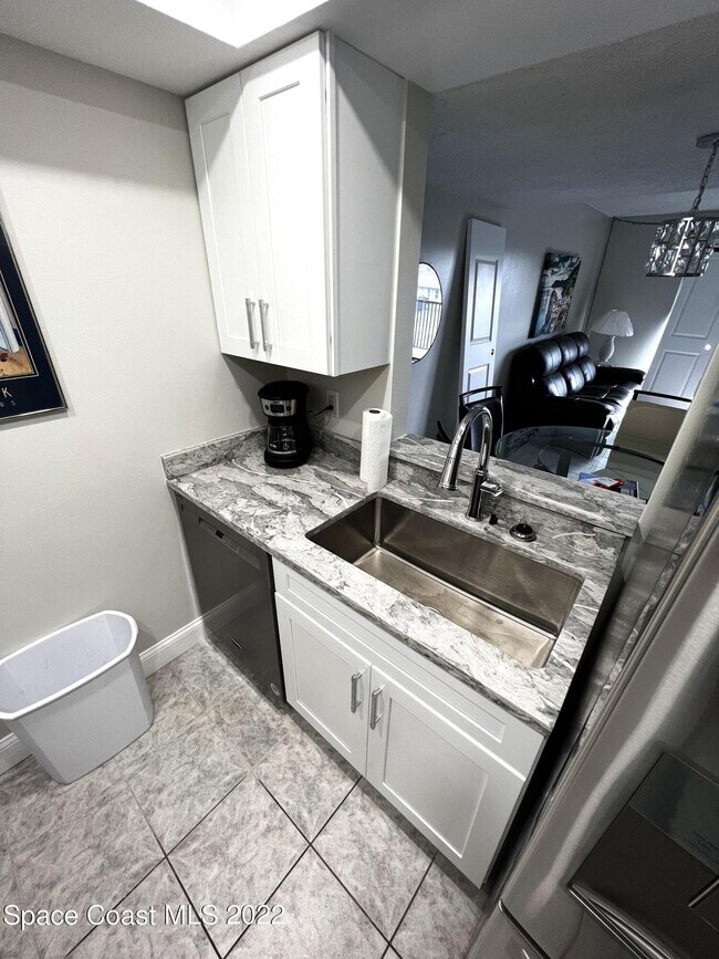 Building Photo - 7101 Ridgewood Ave