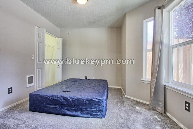Building Photo - 3 Bed, 2.5 Bath Townhome in Hillsboro Near Quatama Park and Intel's Ronler Acres Campus