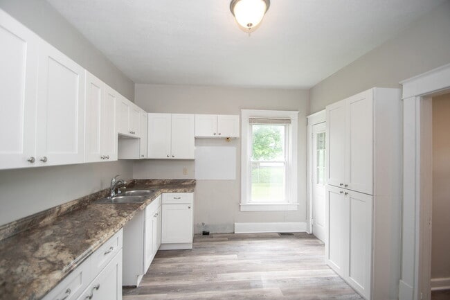Building Photo - "Charming 3-Bed Duplex Retreat on E Ohio S...