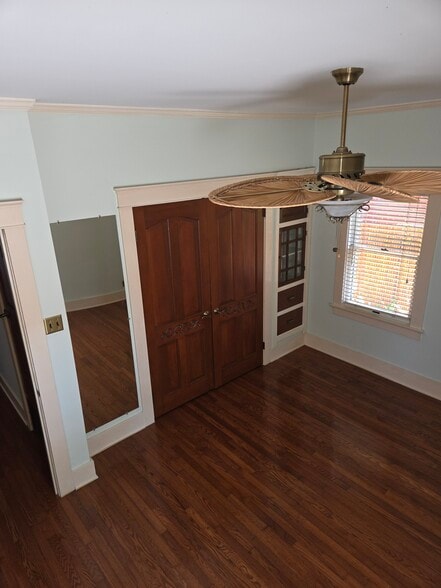 Bedroom buildt ins with full mirror - 642 W 8th St