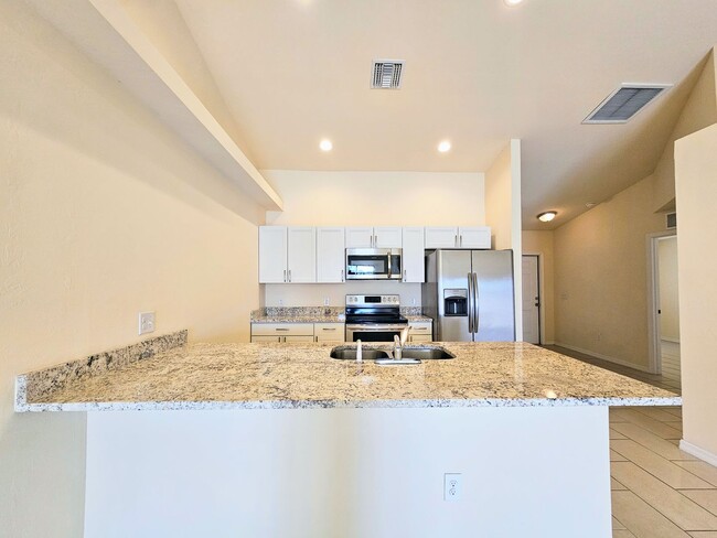 Building Photo - Stunning 3 Bed / 2 Bath Duplex w/ Garage –...