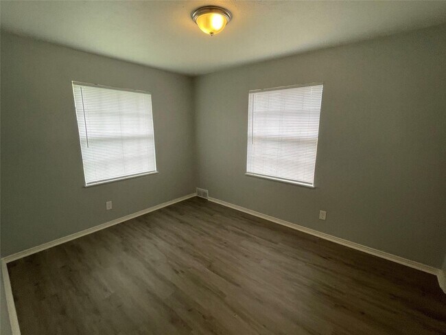 Building Photo - 3 BR/2.5BA | Renovated Single Family Home | 1-Car Garage Parking | Fenced backyard