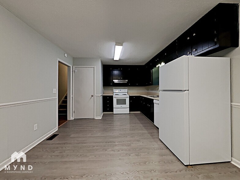 Building Photo - 2624 Garry St