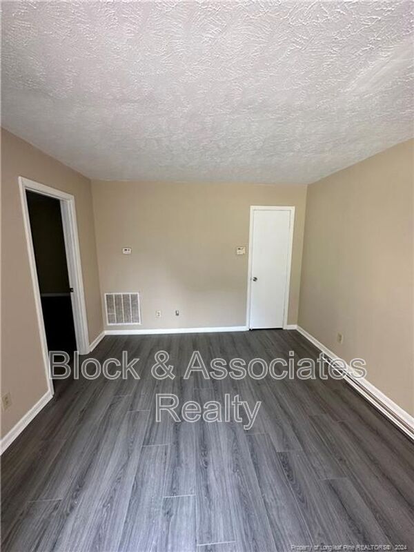 Building Photo - 4959 Fieldcrest Dr