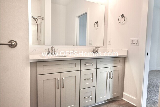 Building Photo - 4bed Home within Walking Distance to Sound