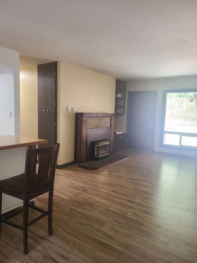 Building Photo - Charming 2 bedroom, 1 bath duplex near Ros...