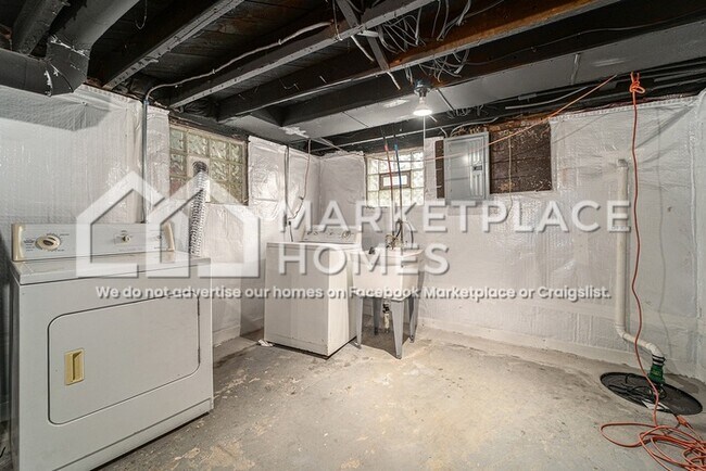 Building Photo - 242 Englewood St