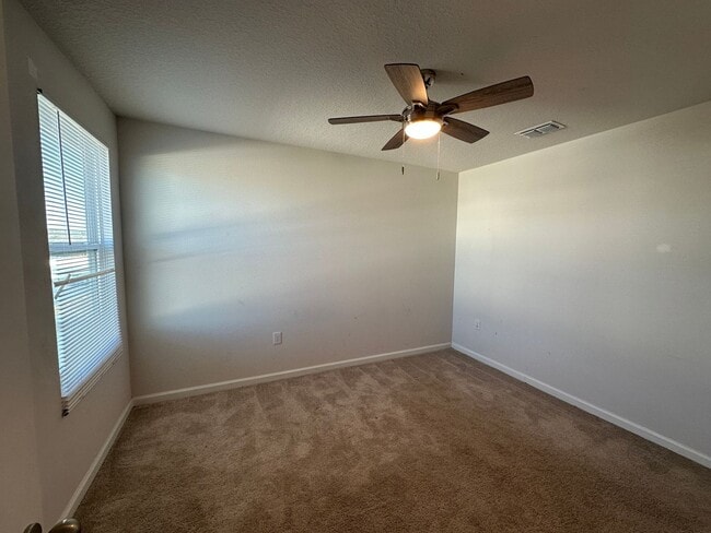 Building Photo - 4 Bedroom 2.5 Bathroom in Winter Haven