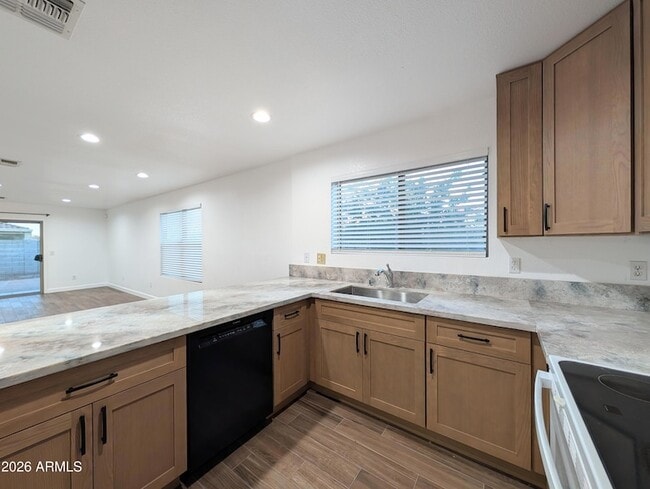 Building Photo - 2404 W Roeser Rd