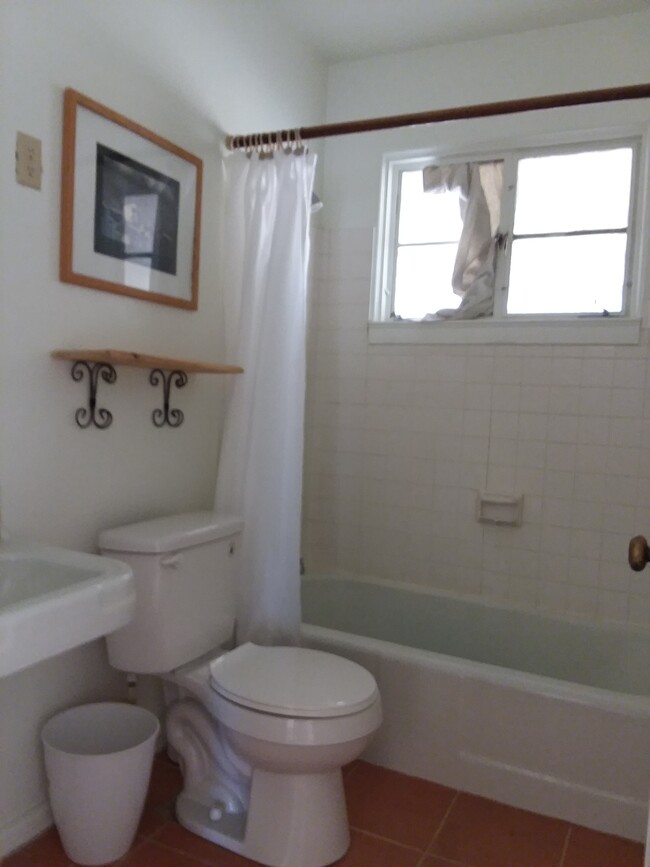 bath room - 901 W Esperanza Ave