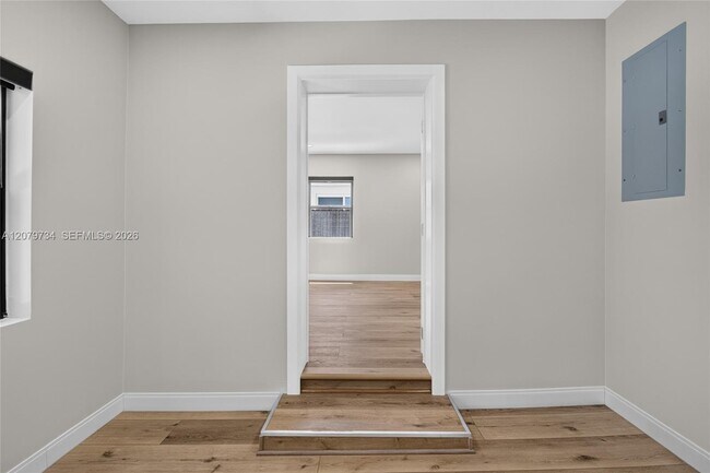 Building Photo - 1011 NW 30th Ct