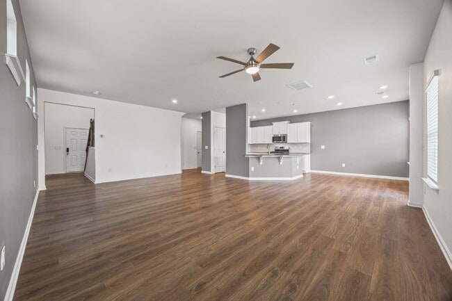Building Photo - "Spacious 4-Bedroom Home Located In Desira...