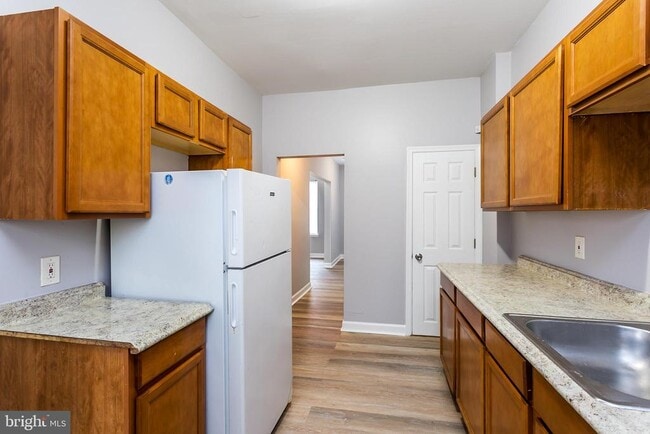 Building Photo - 3021 Wolcott Ave